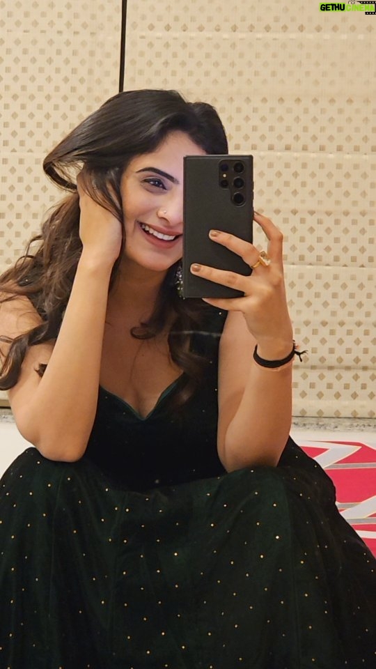 Zeel Joshi Instagram - Badi MushkiL BaBa..😍🙈 . . . . @zeeljoshi #zeeljoshi #trending #trendingreels #fyp #cute #love #❤️