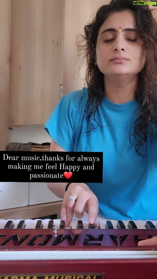 Zeel Joshi Instagram - Dear music,thanks for always making me feel Happy and passionate❤️. #morningRiyaz #music #saReGaMaPaDhaNiSa @zeeljoshi #zeeljoshi #singer #actress
