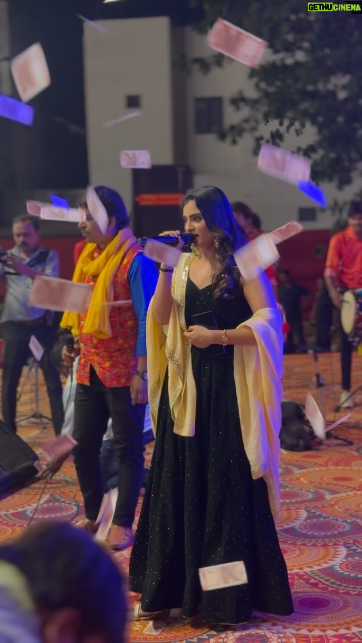 Zeel Joshi Instagram - વહરે રે મારી માતા જય ચેહર મા❤️ @zeel_joshii . . . . . . . . . . . . . . . #live #pogram