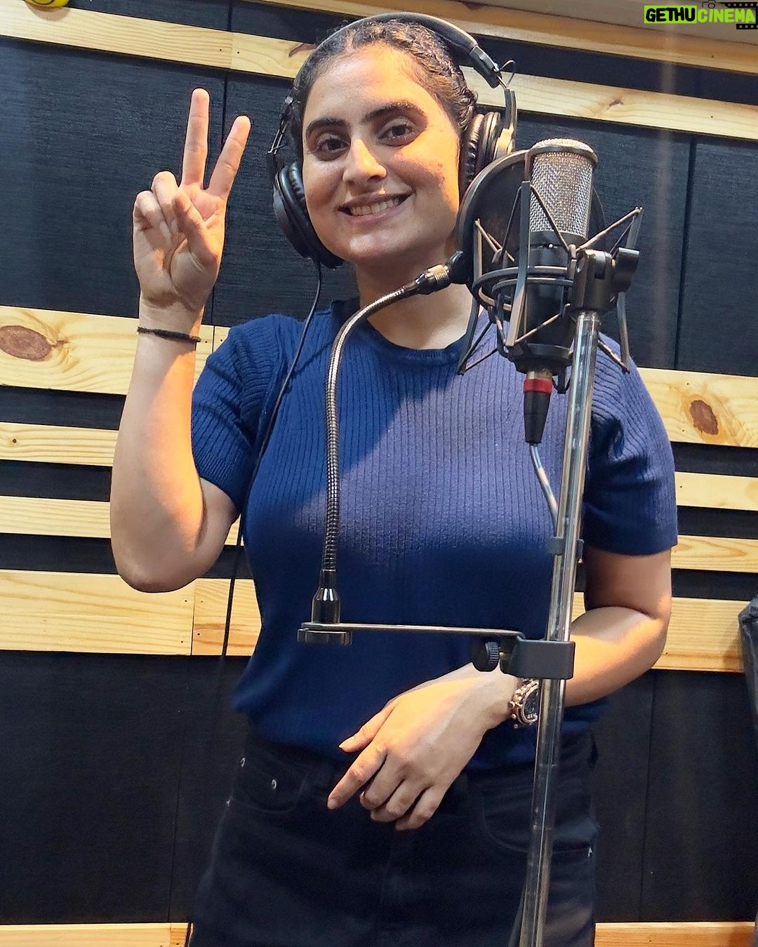 Zeel Joshi Instagram - જીવન મા બીજા કરતા મોડી સફળતા મળે તો નિરાસ ના થતા, કેમકે મકાન કરતા મહેલ ચણવામાં વાર લાગે છે…🙏🏻 #recording #newsong #comingsoon #record #somthingnew #jaymahakal @zeel_joshii #zeeljoshi