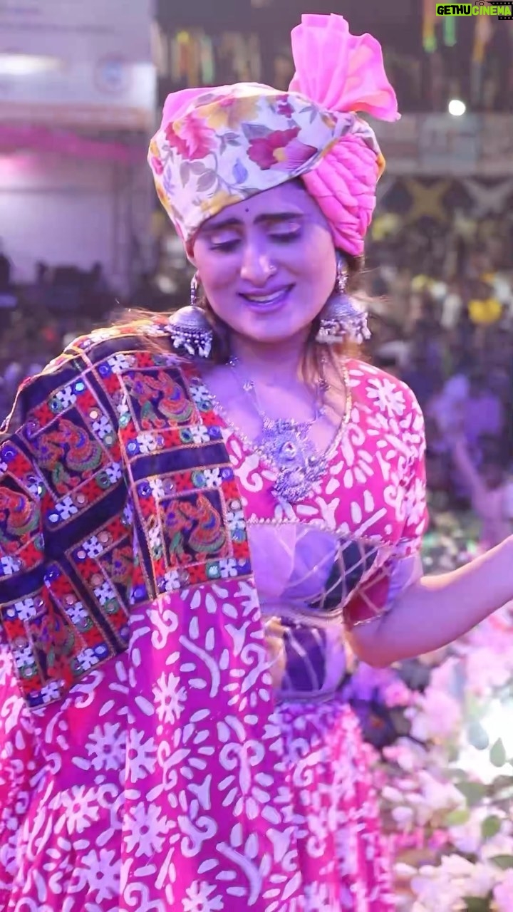 Zeel Joshi Instagram - या देवी सर्वभूतेषु मां महागौरी रूपेण संस्थिता। नमस्तस्यै नमस्तस्यै नमस्तस्यै नमो नमः॥ 🙏🏻 #day8 #navratri #rajkot ♥️ . . . . @zeel_joshii #zeeljoshi #singer #navratri #rajkot_instagram #garba #garbanight #trading #instagood #jayambe