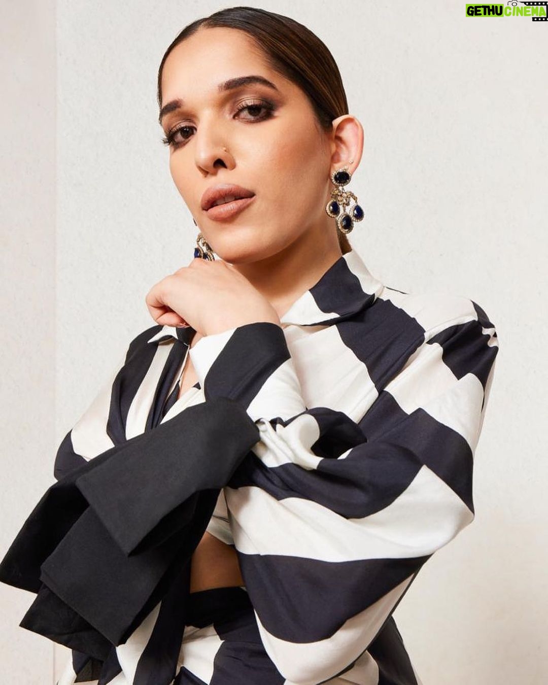 Zoya Akhtar - 21K Likes - You are invited 💋
#MadeInHeavenOnPrime S2, watch now!
@primevideoin @madeinheaventv @sobhitad @arjun__mathur @jimsarbhforreal @kalkikanmani @shashank.arora @raghuvanshishivani @monajsingh @trintrin @reemakagti1 @nityamehra19 @alankrita601 @neeraj.ghaywan @ritesh_sid @faroutakhtar @kassimjagmagia @angaddevsingh_ @vishalrr @bulgari @excelmovies @tigerbabyofficial