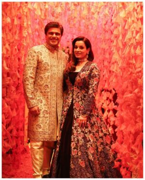 Zoya Akhtar Instagram - Weddings Outfits Forever♥️

This show would not be the same without the help from our magnificent design friends. A big hug to 🤗

@manishmalhotra05 @sabyasachiofficial @taruntahiliani
@aisharaoofficial
@gaurangofficial @gauravguptaofficial @raw_mango @rimpleandharpreet @beezsharma 
 @madeinheaventv @tigerbabyofficial @excelmovies