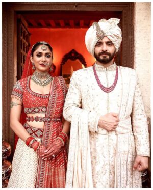 Zoya Akhtar Instagram - Weddings Outfits Forever♥️

This show would not be the same without the help from our magnificent design friends. A big hug to 🤗

@manishmalhotra05 @sabyasachiofficial @taruntahiliani
@aisharaoofficial
@gaurangofficial @gauravguptaofficial @raw_mango @rimpleandharpreet @beezsharma 
 @madeinheaventv @tigerbabyofficial @excelmovies