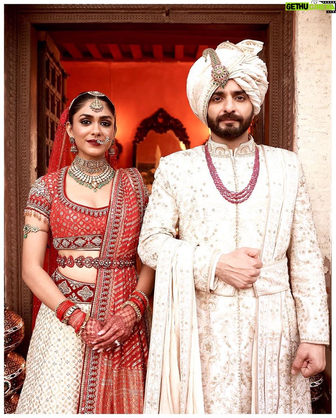 Zoya Akhtar - 54.6K Likes - Weddings Outfits Forever♥️
This show would not be the same without the help from our magnificent design friends. A big hug to 🤗
@manishmalhotra05 @sabyasachiofficial @taruntahiliani
@aisharaoofficial
@gaurangofficial @gauravguptaofficial @raw_mango @rimpleandharpreet @beezsharma
@madeinheaventv @tigerbabyofficial @excelmovies
