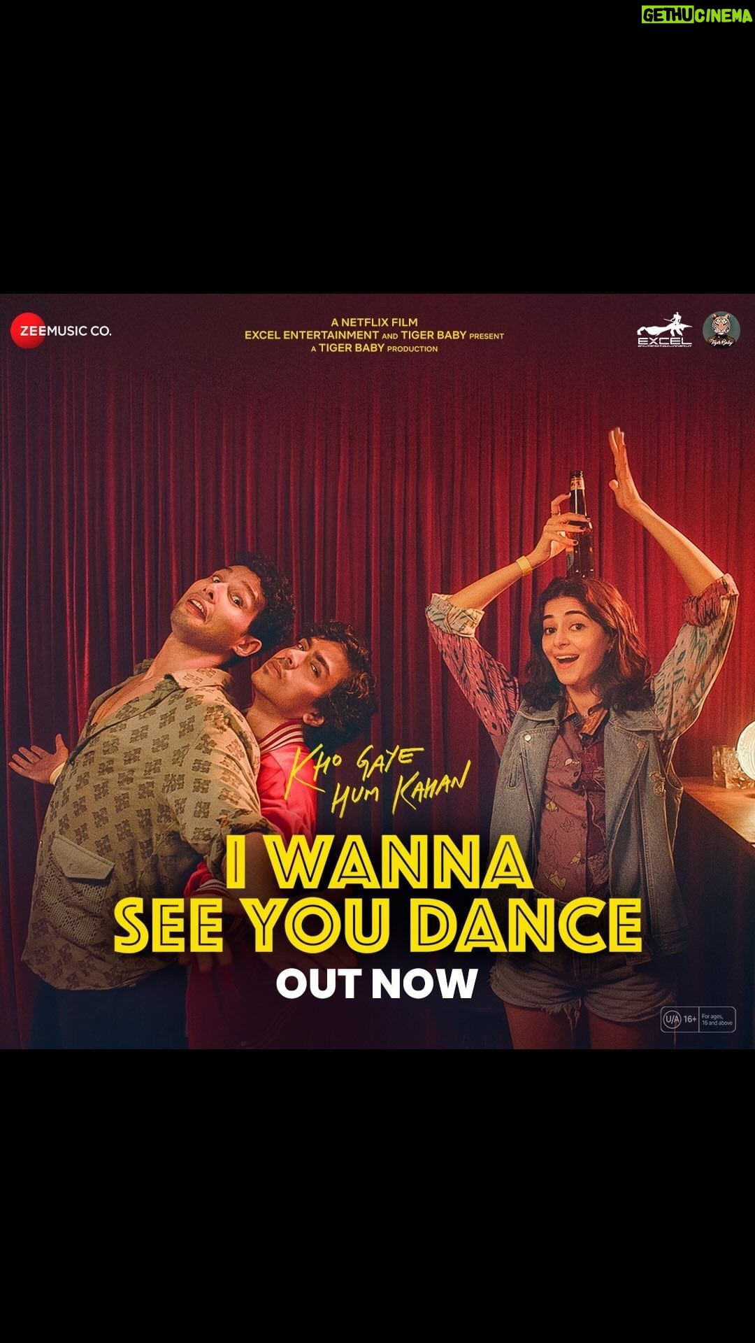 Zoya Akhtar Instagram - Dancing our way into the holiday season π #IWannaSeeYouDanceOutNow @siddhantchaturvedi @ananyapanday @gouravadarsh @kalkikanmani @anyasinghofficial @arjunvarain.singh @reemakagti1 @ritesh_sid @faroutakhtar @angaddevsingh1 @kassimjagmagia @vishalrr @kartikshah14 @pravinkhairnar @sharicsequeira @tanaysatam @imanojchouhan @ankurtewari @sabazad @sachinjigar @caesar2373 #NakulKamte @adelepereira27 @excelmovies @tigerbabyofficial @netflix_in @zeemusiccompany