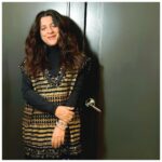 Zoya Akhtar Instagram - All a girl needs is a Sabyasachi ♥️ @sabyasachiofficial @beezsharma ♥️💋