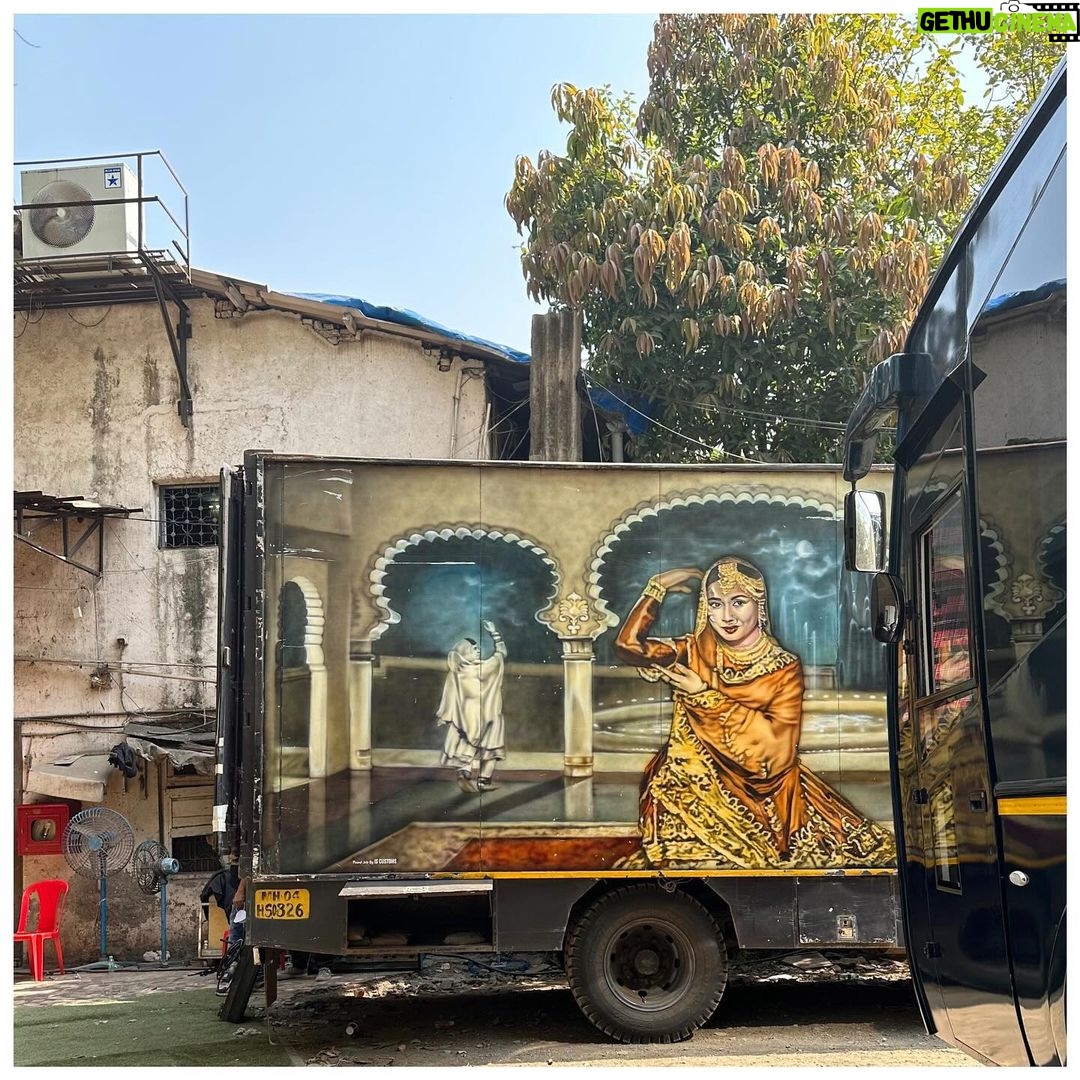 Zoya Akhtar Instagram - Shoot Life #vanity #van #meenakumari #pakeezah #mumbai