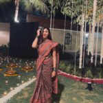 netri nisarg trivedi Instagram - Too classy to hear your opinions! Wearing an art piece handpainted saree (vegetable print) by artist Toofan Rafai Mum’s silver jewellery Hair : @thehappylivingimperia