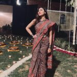 netri nisarg trivedi Instagram - Too classy to hear your opinions! Wearing an art piece handpainted saree (vegetable print) by artist Toofan Rafai Mum’s silver jewellery Hair : @thehappylivingimperia