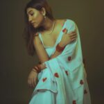 netri nisarg trivedi Instagram - November Rains Photography: @gaurang.anand Team management: @contentcrestmedia Make up: @parthu_makeupofficial Asst. photographer : @dhvl_vnl #saree #photography #actor #netritrivedi #white #gujaratifilms #ahmedabad