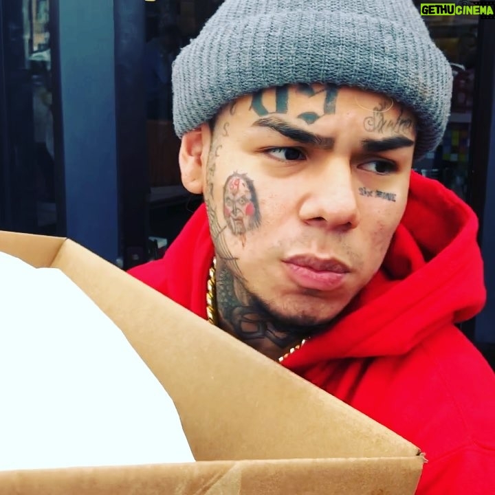 6ix9ine - 1.5 Million Likes - IN LOVE WITH YALL FUCKING CITY CHICAGO 😂😂😂❤️❤️❤️
