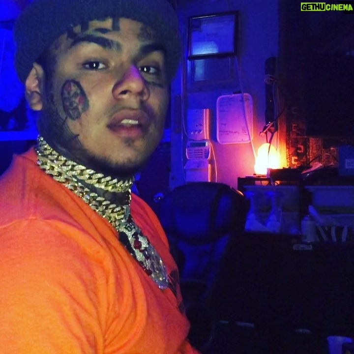 6ix9ine - 1.5 Million Likes - Last night I was trying out different sounds in the studio with @murdabeatz I wanna go 8 for 8 but with a different approach.