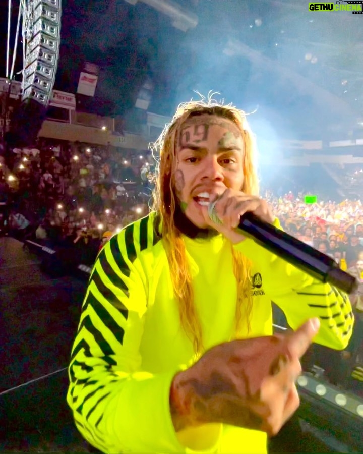 6ix9ine - 2.5 Million Likes - RAPPERS LIE AND SAY THEY GET 200,000 A SHOW 🤣🤣🤣🤣 AND BE PERFORMING INFRONT A DEAD CROWD WITH 700 PEOPLE THERE. 😂😂😂 I DROP 4 SONGS A YEAR AND GET 500,000 DOLLARS A SHOW AND DO ARENAS ‼️‼️‼️ TELL THESE RAPPERS CATCH THE FUCK UPPPPPPPPP