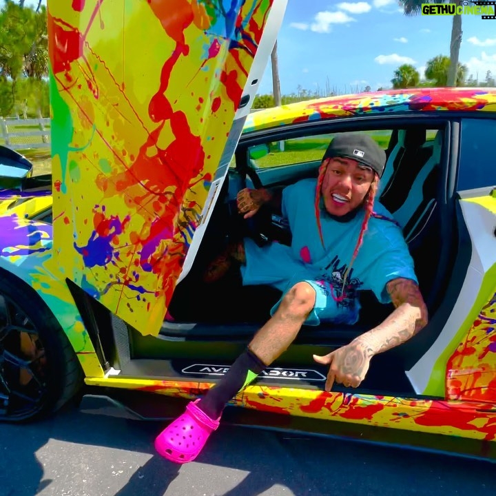 6ix9ine - 2.9 Million Likes - MIAMI THIS SATURDAY 🌈🌈 MARINE STADIUM YOU LOOKING FOR ME IM THERE @triller @bobbysarn