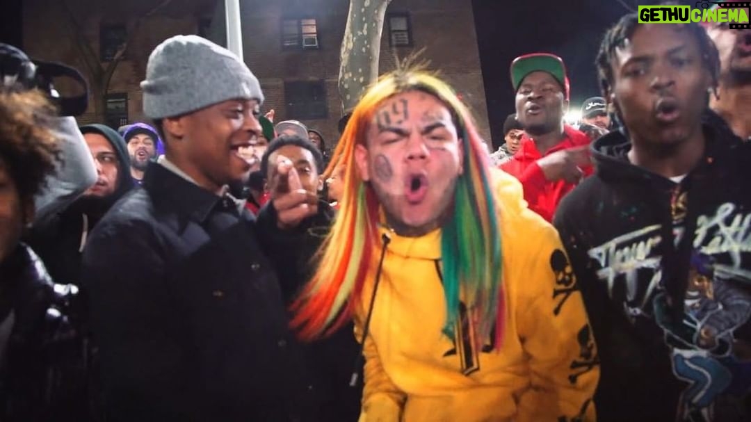 6ix9ine Instagram - BILLY OUT NOW‼️‼️ EVERYTIME I SHOOT A VIDEO I SHUT THE CITY DOWN. HATE IT OR LOVE IT NEW YORK IS MINE. ITS A BILLY WORLD 🌎 🔴 Brooklyn, New York