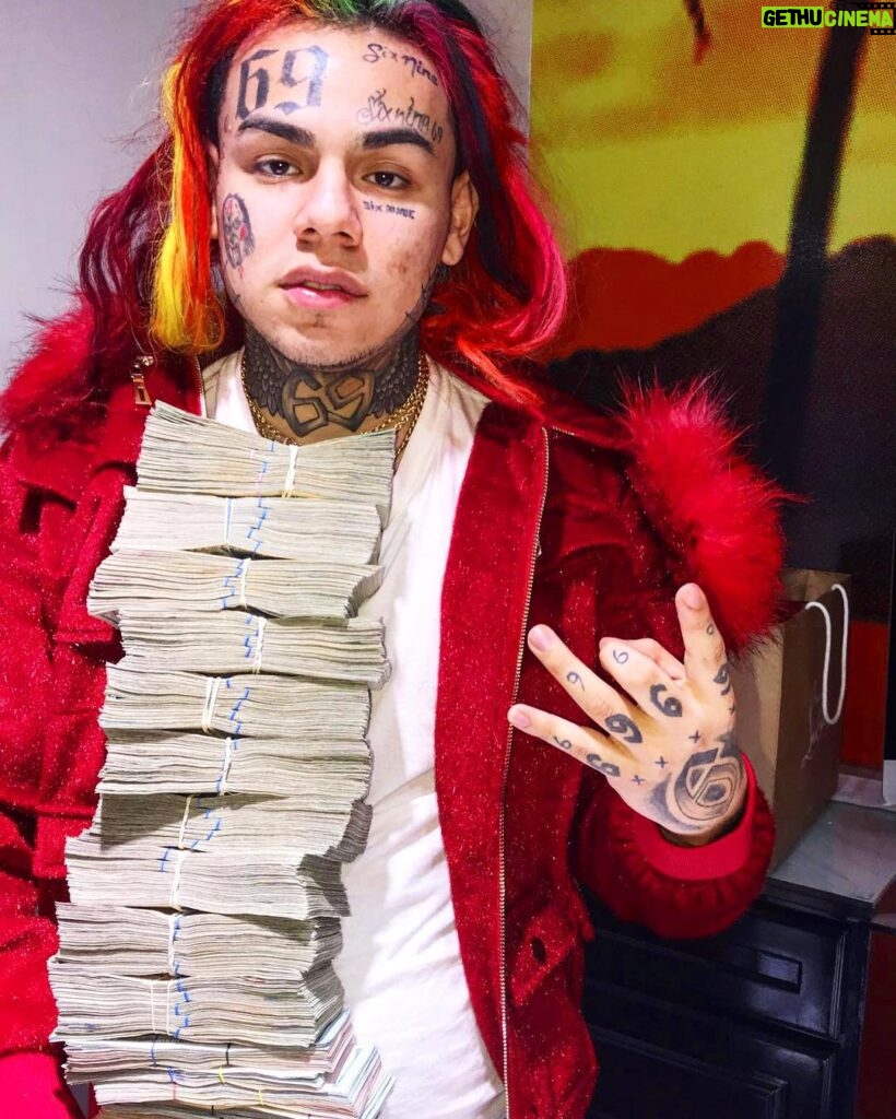 6ix9ine Instagram - You think girls like tekashi because he look like Chris brown or for his money? THOUGHTS 👇🏼 what y’all think.. Brooklyn, New York
