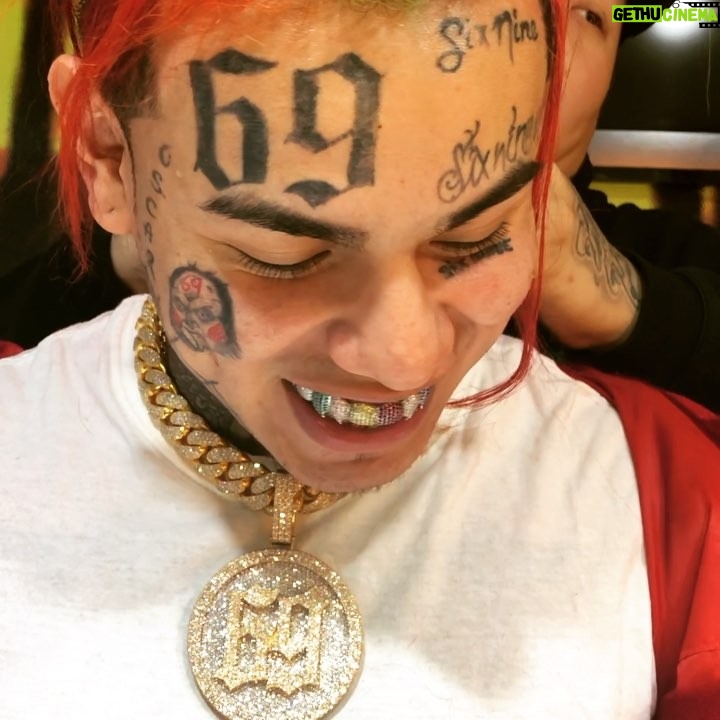 6ix9ine Instagram - 150,000 CASH IM DONE PLAYING WITH NIGGAS. LAST YEAR EVERYONE JUDGED ME AND DOUBTED ME. THIS YEAR I CELEBRATE WITH MY FANS WE WON THIS YEAR 💕🙏🏻🙏🏻🙏🏻🙌🏻🌈🌈 DONT COMPETE WITH ME YOU NOT ON MY LEVEL ❗️❗️ DONE RIGHT ✅ @jimmyxboi 💰💰💰 YOU SHOWED US LOVE H TOWN 🙌🏻🙌🏻 Westside, Houston, Texas