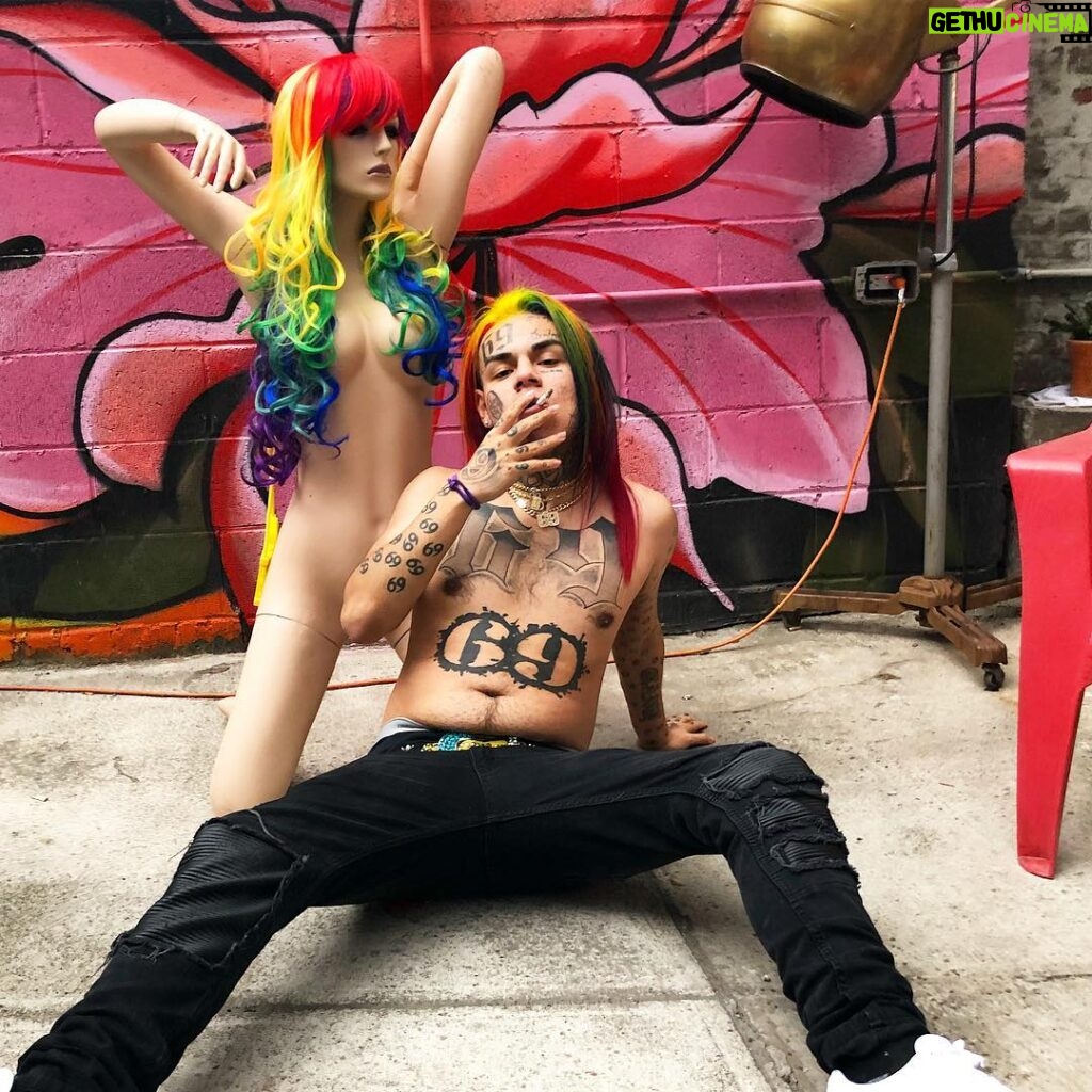 6ix9ine Instagram - People think I’m gay.. I think I’m cool .. I can count to 10 wit my eyes closed 🧠 Williamsburg