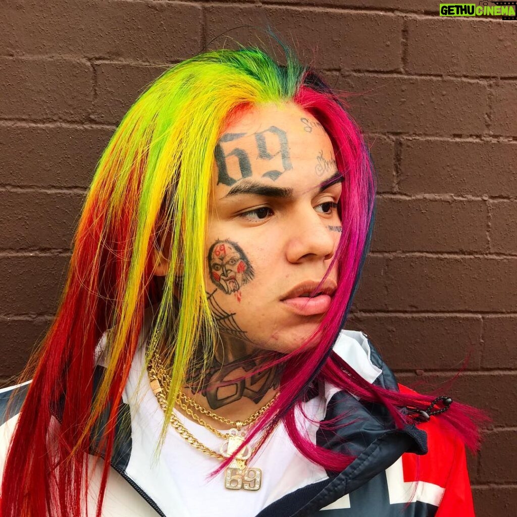 6ix9ine Instagram - I'm gonna cut my hair because it changes colors everytime I wake up & it's starting to talk to me 🙆🏻‍♂️ THANK YOU TO ALL THE SUPPORT IM RECEIVING 🌈 MY FANS IS ALL I THINK ABOUT EVERY SECOND OF THE DAY 💕💕 Bedford-Stuyvesant