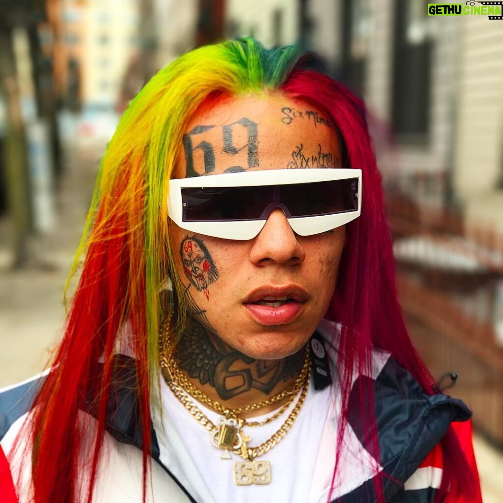 6ix9ine Instagram - In 2017 you guys thought you would have flying cars right? Instead you guys got ME. 😉 💕💚💙❤️🖤🌈🌈 #fuckclout #likeforlike #awsome New York, New York