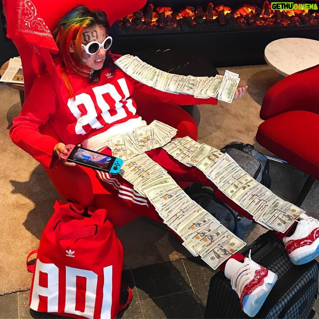 6ix9ine Instagram - PARIS, FRANCE 📍 I USED TO BE BROKE... NOW IM BROKE AND STUPID, where my hug at? 🙄❤️💛💚💙💜🖤🌈 TONIGHT AT CASINO NOUVEAU ‼️‼️ ‼️🇫🇷 22:00 ST PETERSBURG RUSSIA TOMORROW ‼️‼️‼️‼️ Paris, France