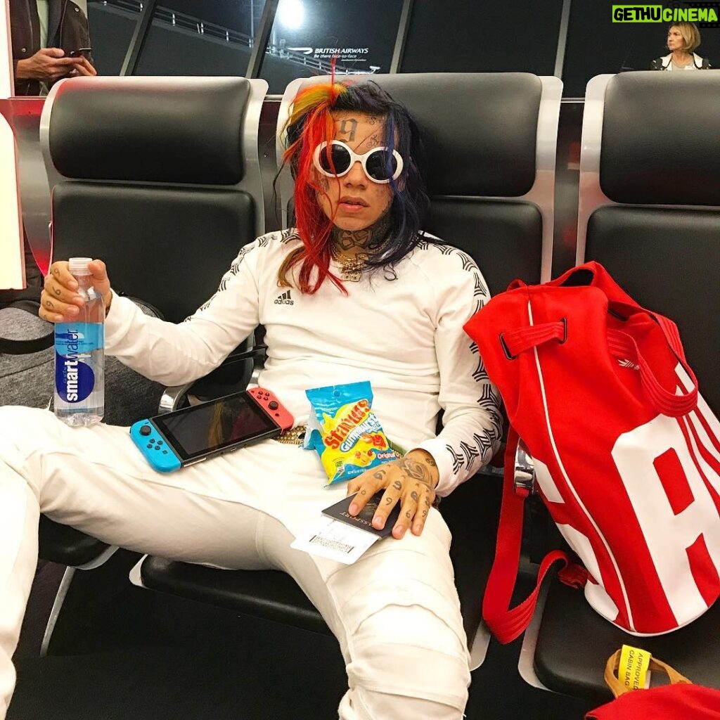6ix9ine Instagram - SHE WANNA FUCK ME FOR MY CLOUTY 💦💦💦 EU here I come 📍WARSAW POLAND 🇵🇱PARIS FRANCE 🇫🇷 ST PETERSBURG RUSSIA 🇷🇺 John F. Kennedy International Airport