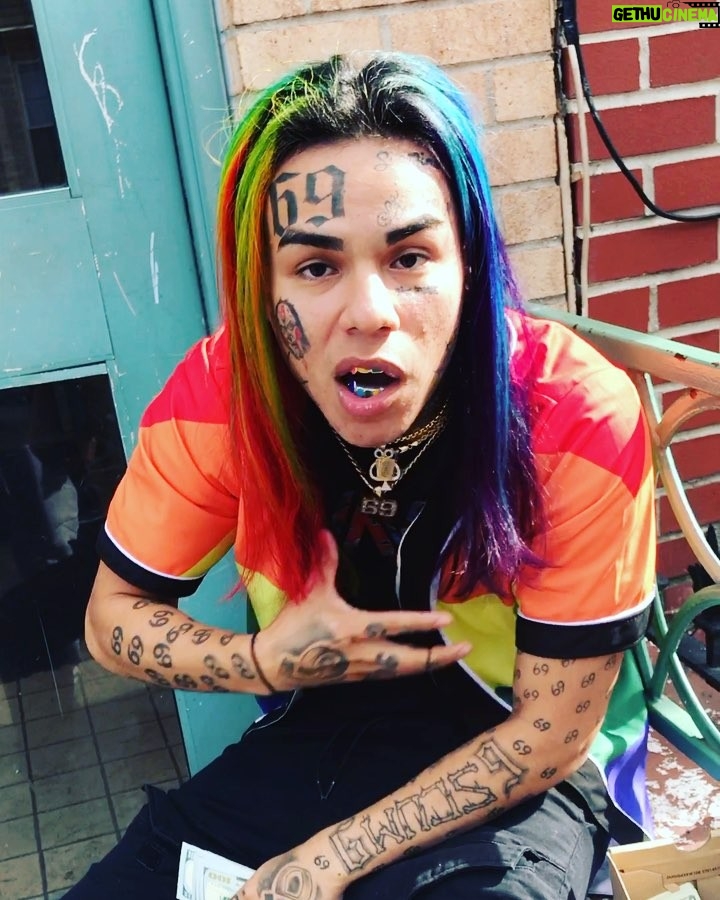 6ix9ine Instagram - YOU DONT LIKE ME DO SOMETHING ‼️‼️‼️ IM ALWAYS IN NEW YORK BY MYSELF ‼️‼️‼️ Niggas be internet niggas foreal....... HOW YOU SCARED OF A NIGGA WIT RAINBOW HAIR 🌈🌈😭😭😭😭😭😭 Bedford-Stuyvesant
