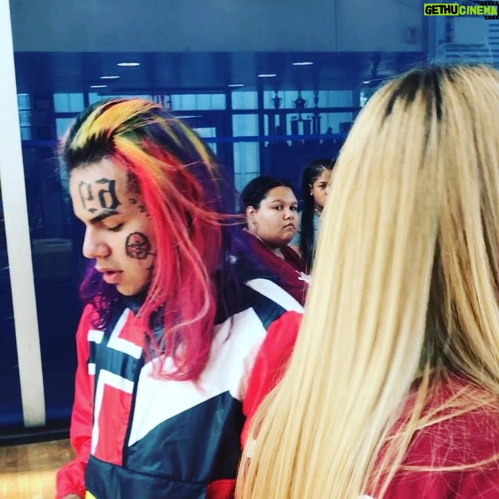 6ix9ine Instagram - Niggas Wanna Spend There Money On New Chains, Cars, & Hoes. That's Cool... But we got kids out here that need this way more. #RapperChallenge Match Me❗️❗️ 100,000 shouldn't go to one kid 🚫 Bushwick
