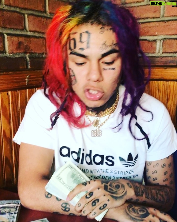 6ix9ine Instagram - DM me your story 🙏🏻 I love you we all make it together ❤️💜 100,000$ this rap shit cool but there's people out there with nothing 🚫🚫🚫 New York, New York
