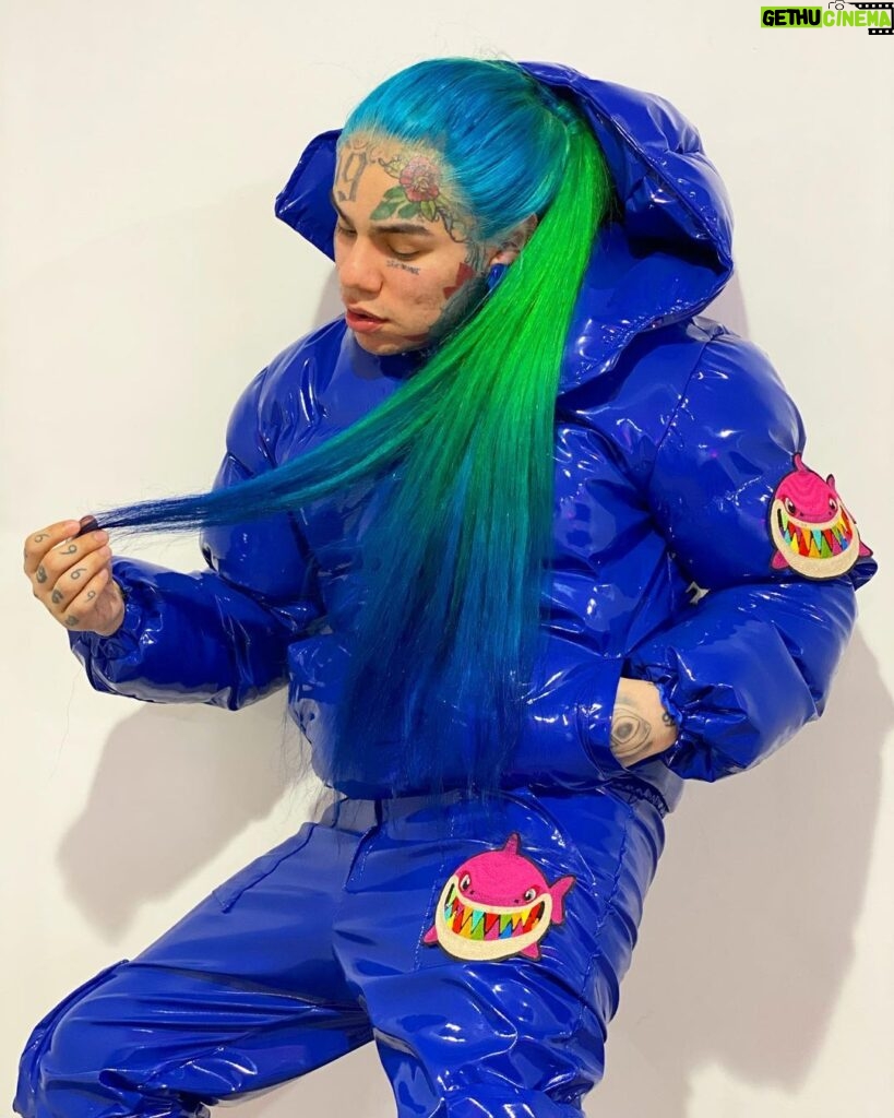 6ix9ine Instagram - A nigga wearing wigs got these “real niggas” mad 🤣🤣 JUST REMEMBER this guy is beating you in numbers🤣 I never seen so many “gangsta rappers” pressed