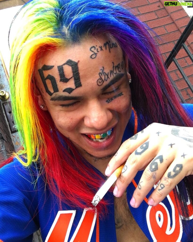 6ix9ine Instagram - PUT A HOLE IN HIS HEAD HE A DOLPHIN 🔫🔫🔫🐬🐬🐬 #SG69 Bedford-Stuyvesant