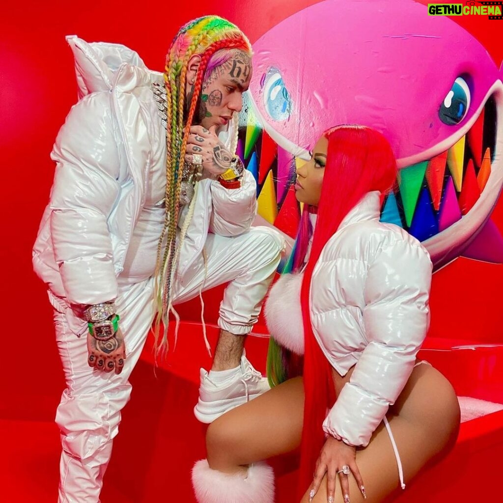 6ix9ine Instagram - nObOdY gOiN To WoRk wiTH HiM No mOrE 🥴 🤣🤣🤣 LINK IN MY BIO ‼️‼️ GO PREORDER TROLLZ RIGHT NOW 🌈 💿💿💿 PORTION OF THE PROCEEDS FROM TROLLZ WILL GO TO BAILING OUT PROTESTERS 💙❤️💚💛🧡💜🖤🤍