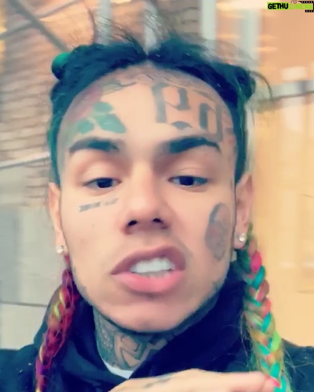 6ix9ine Instagram - WATCH IT ALL CRUMBLE @elpelonavila rescheduling for Austin 🙏🏻 DMV everything 🙏🏻🙏🏻