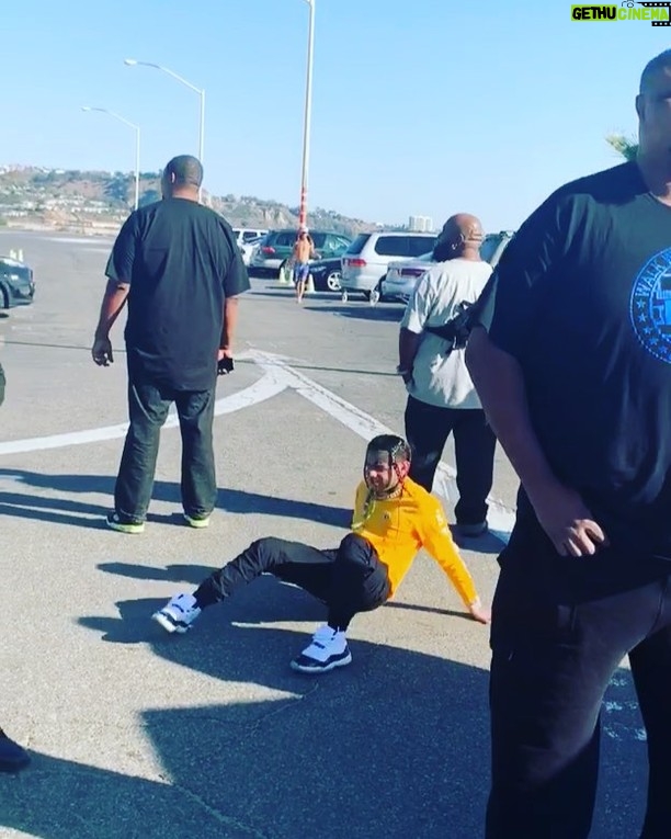 6ix9ine - 3.2 Million Likes - You think my security hates me?