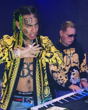 6ix9ine Instagram - I CANT STOP MAKING HITS 🔥🔥🔥 YESTERDAY I GOT IN THE STUDIO AND I SAID “YOU KNOW WHAT” IM PUTTIN OUT A PROJECT NOVEMBER 23RD ‼️‼️‼️ NOVEMBER 23 ‼️ IS THE DAY NOTHING BUT FUCKING BILLBOARD HITS ‼️🔥🔥🔥🔥🔥💕💕💕💕🔥🔥🔥🔥🔥🔥
@torylanez @scottstorchofficial