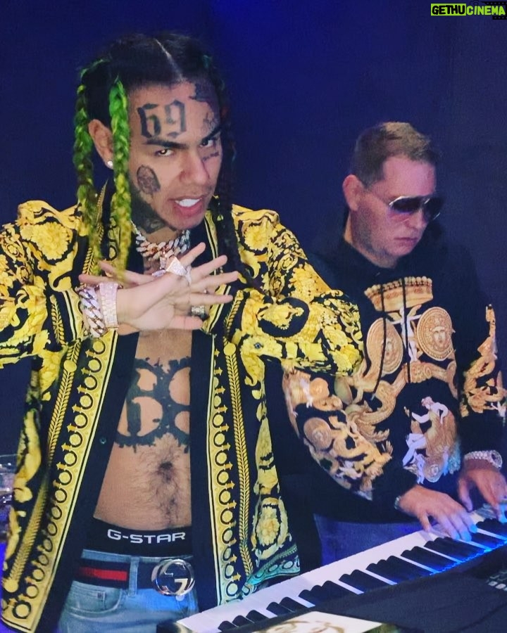 6ix9ine - 3 Million Likes - I CANT STOP MAKING HITS 🔥🔥🔥 YESTERDAY I GOT IN THE STUDIO AND I SAID “YOU KNOW WHAT” IM PUTTIN OUT A PROJECT NOVEMBER 23RD ‼️‼️‼️ NOVEMBER 23 ‼️ IS THE DAY NOTHING BUT FUCKING BILLBOARD HITS ‼️🔥🔥🔥🔥🔥💕💕💕💕🔥🔥🔥🔥🔥🔥
@torylanez @scottstorchofficial