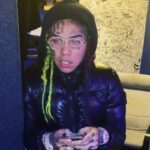 6ix9ine Instagram - I CANT STOP MAKING HITS 🤣🤣 11 FOR 11 HIT ON THE BILLBOARD ‼️‼️‼️ 🌈🌈🌈💕💕💕 🔥🔥🔥🔥 PROD @murdabeatz New York, New York