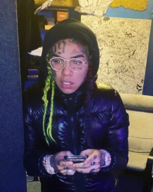 6ix9ine Instagram - I CANT STOP MAKING HITS 🤣🤣 11 FOR 11 HIT ON THE BILLBOARD ‼️‼️‼️ 🌈🌈🌈💕💕💕 🔥🔥🔥🔥
PROD @murdabeatz
