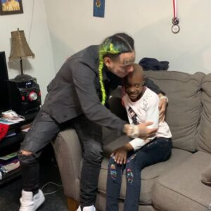 6ix9ine Instagram - SO TODAY I RECEIVED A CALL... that a BEAUTIFUL GORGEOUS 8 year old girl is battling brain cancer 😢😢😢 Her wish was to meet 69 and IT WAS A HONOR TO SEE HER SMILE ❤️💛🧡💚💙💜 WE HAD SO MUCH FUN IT WAS A BEAUTIFUL DAY THANK YOU TATI FOR ALLOWING ME TO SPEND THIS DAY WITH YOU ❤️❤️❤️ Her Message: BE STRONG BECAUSE IM STRONG 💪🏼 💪🏼 Brooklyn, New York