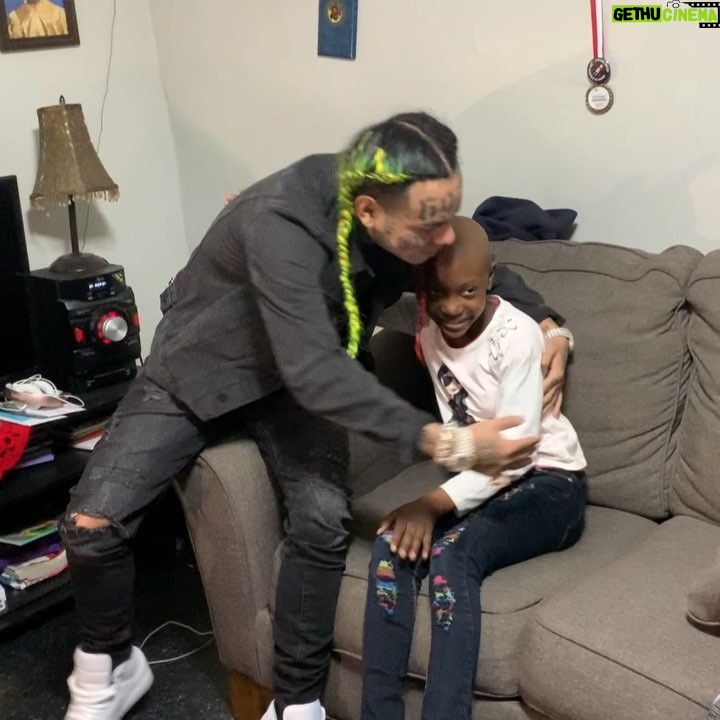 6ix9ine - 3.6 Million Likes - SO TODAY I RECEIVED A CALL... that a BEAUTIFUL GORGEOUS 8 year old girl is battling brain cancer 😢😢😢 Her wish was to meet 69 and IT WAS A HONOR TO SEE HER SMILE ❤️💛🧡💚💙💜 WE HAD SO MUCH FUN IT WAS A BEAUTIFUL DAY THANK YOU TATI FOR ALLOWING ME TO SPEND THIS DAY WITH YOU ❤️❤️❤️ Her Message: BE STRONG BECAUSE IM STRONG 💪🏼 💪🏼