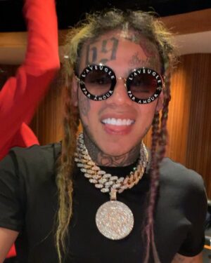 6ix9ine Instagram - COMMENT IF YALL WANT STOOOPID THIS SUNDAY‼️‼️‼️‼️ STOOPID GOES STOOPID 🤣🤣💕💕💕💕 LET ME KNOW IF YALL READY ‼️‼️ I JUST CANT STOP MAKING HITS
