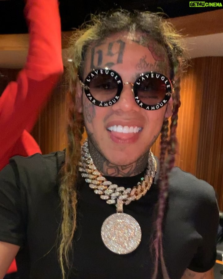 6ix9ine - 2.6 Million Likes - COMMENT IF YALL WANT STOOOPID THIS SUNDAY‼️‼️‼️‼️ STOOPID GOES STOOPID 🤣🤣💕💕💕💕 LET ME KNOW IF YALL READY ‼️‼️ I JUST CANT STOP MAKING HITS