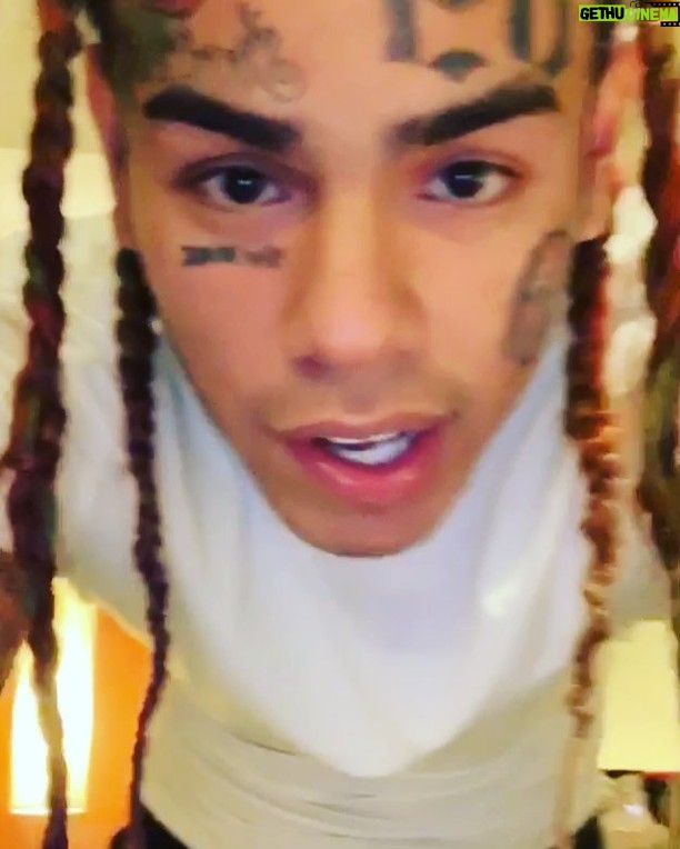 6ix9ine - 2.2 Million Likes - “BE HUMBLE 69!!!” 🤣🤣🤣 YEA OK! THEY AINT SAY BE HUMBLE WHEN I WAS STARVING LAST YEAR ASKIN PEOPLE TO BELIEVE IN ME😩😩😭😭😂😂👌🏻👌🏻💪🏼💪🏼😁😁😤😤😤