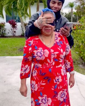 6ix9ine Instagram - My mom is jokes 😭 but yo you guys have a merry Christmas make sure ya get ya girl some shit these bitches doing bad out here 😭😭😭😅💔 can someone buy me some crocs?