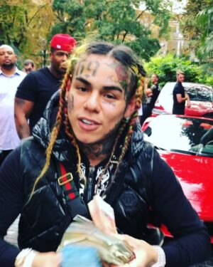 6ix9ine Instagram - Lil ass boyzzzzz 😤 KING OF NEW YORK NOW KING OF THE WORLD 😍🌈