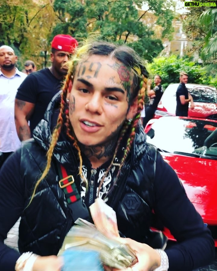 6ix9ine - 2 Million Likes - Lil ass boyzzzzz 😤 KING OF NEW YORK NOW KING OF THE WORLD 😍🌈