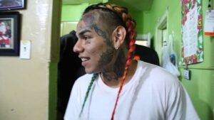 6ix9ine Instagram - YESTERDAY I received a call after my performance... That a human being last wish was to meet me... it’s nothing I can write to make it hit deeper then what it is .... This beautiful kid has stage four terminal brain cancer.... his heart is so pure so full of joy 💔💔💔💔💔 I fell in love with this kid in seconds. Yesterday we took the time to get to know each other, play games, sing.. We ate, laughed, and learned a lot. I got the honor to pay franklins family monthly Rent for a year to help them with financial funds during this hard time. WE BE SO QUICK TO HATE OUR LIVES AND FUCKING COMPLAIN AND ALLLLLLLLL THIS KID COULD DO YESTERDAY WAS FUCKING SMILE ‼️ He’s the reason why I love doing this MOMENTS LIKE THIS YOU CANT EVER FORGET. IF YOU HAVE TWO SECONDS OF YOUR TIME........ PLEASE FOR ME .. Donate to Franklin and his Family.. so they can cover all financial expenses they have in this troubling time... 1 dollar is everything.  THE ‼️‼️LINK WILL BE IN MY STORYYYYYY ‼️‼️
https://www.gofundme.com/nx5vfs-a-miracle-for-franklin