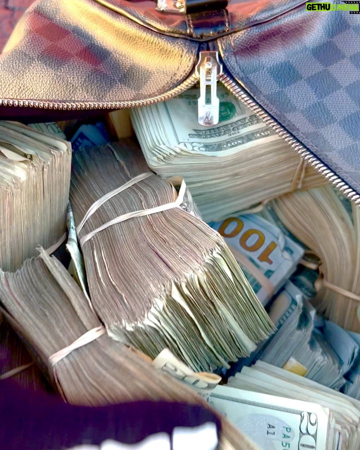 6ix9ine - 2.2 Million Likes - On my way to New York. I got a million dollars on me and on my mother I’m by myself here’s what the jet lady texted me I copy and pasted it Arriving:6:45PM
Airport: signature flight
1 Airport Rd, Morristown, NJ 07960
Well I’m with the kid who recorded this video but he’s like 5’4 140 solid I swear.