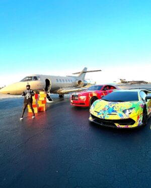 6ix9ine Instagram - On my way to New York. I got a million dollars on me and on my mother I’m by myself here’s what the jet lady texted me I copy and pasted it Arriving:6:45PM
Airport: signature flight 
1 Airport Rd, Morristown, NJ 07960
Well I’m with the kid who recorded this video but he’s like 5’4 140 solid I swear.